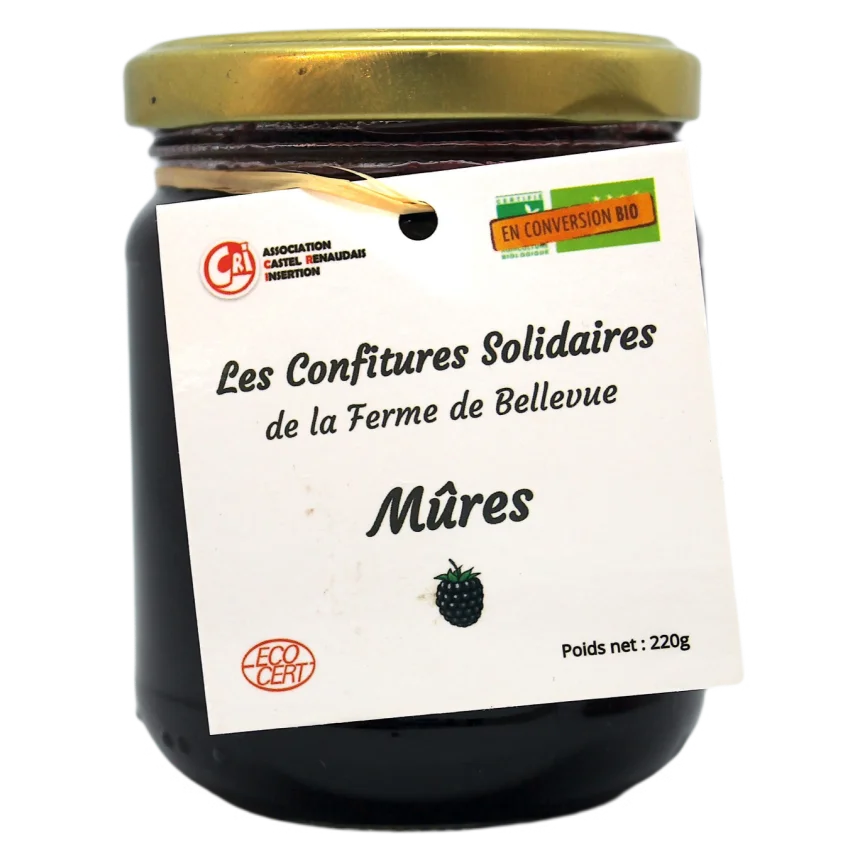Image d'un pot de confiture avec un couvercle doré et une étiquette centrale blanche contenant le nom "les confitures solidaires de la ferme de Bellevue" ainsi que leur logo et label et une illustration de mûres