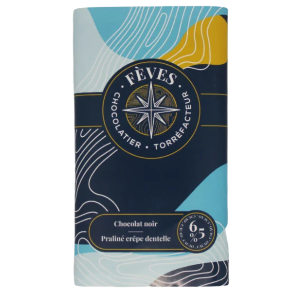 Image d'une tablette rectangulaire de chocolat noir (65%) praliné crêpe dentelle dans un packaging bleu et jaune. Le logo "Fèves" est situé au centre et la saveur en bas.
