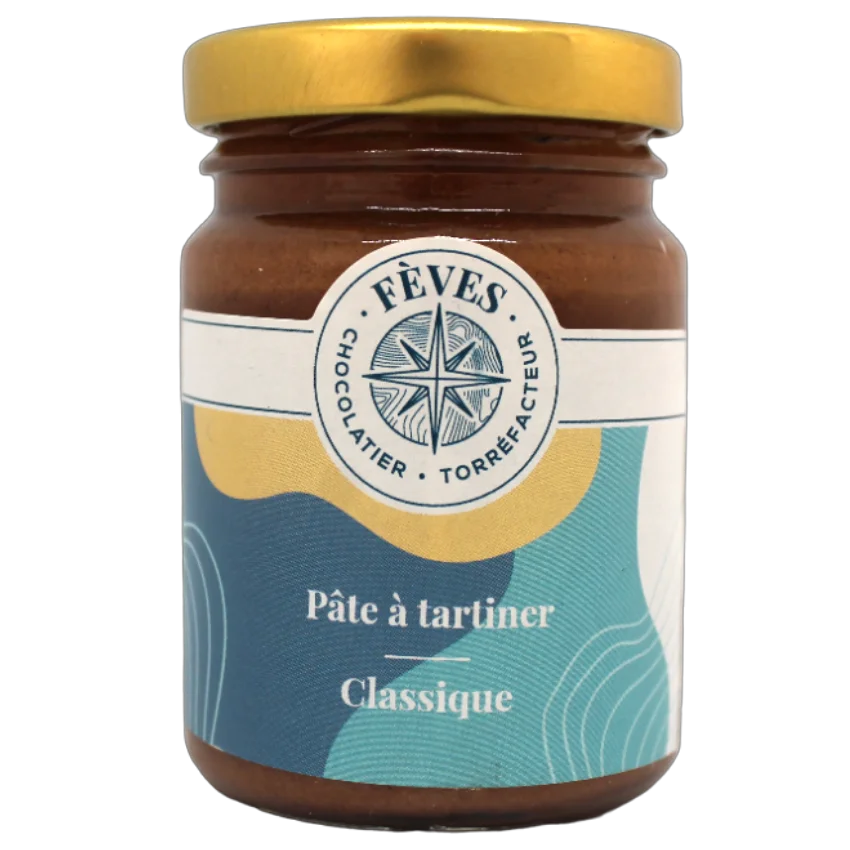 Image d'un pot de pâte à tartiner "classique" laissant apparaitre le contenu avec un couvercle doré et une étiquette centrale bleu, jaune et blanche comprenant le logo "Fèves" en haut.