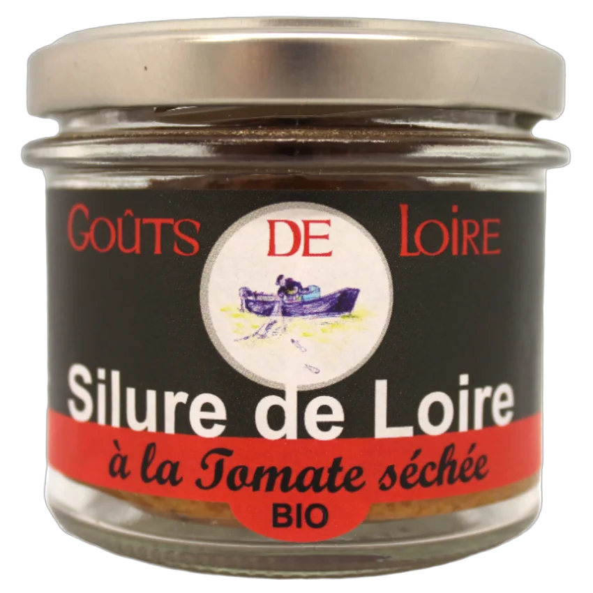 Image d'un bocal de 85gr de rillettes de silure de Loire à la tomate séchée avec une étiquette centrale rouge noire et blanche et le logo "Goûts de Loire".