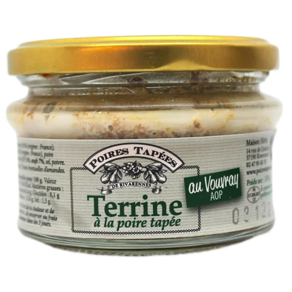 Image d'une terrine transparente avec un couvercle doré. L'étiquette centrale est verte et contient le nom du produit "terrine à la poire tapée" au vouvray AOP, ainsi que le logo et les informations principales à l'arrière
