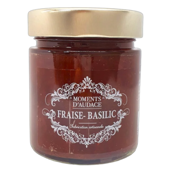 image d'un pot de confiture fraise basilic transparent laissant apparaitre le produit avec un bouchon argenté et une étiquette centrale avec le nom et le logo