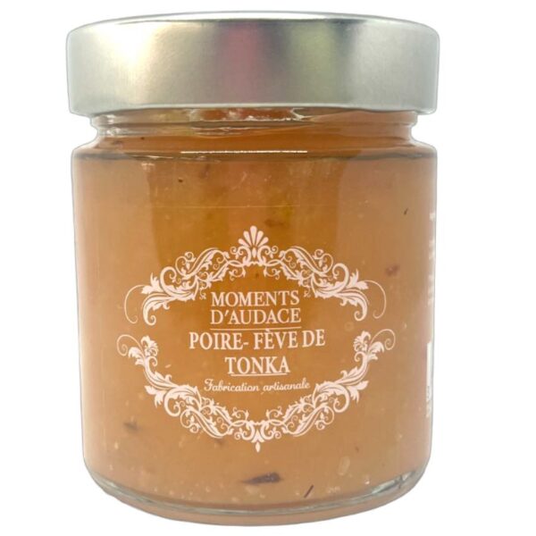 image d'un pot de confiture poire fève tonka transparent laissant apparaitre le produit avec un bouchon argenté et une étiquette centrale avec le nom et le logo
